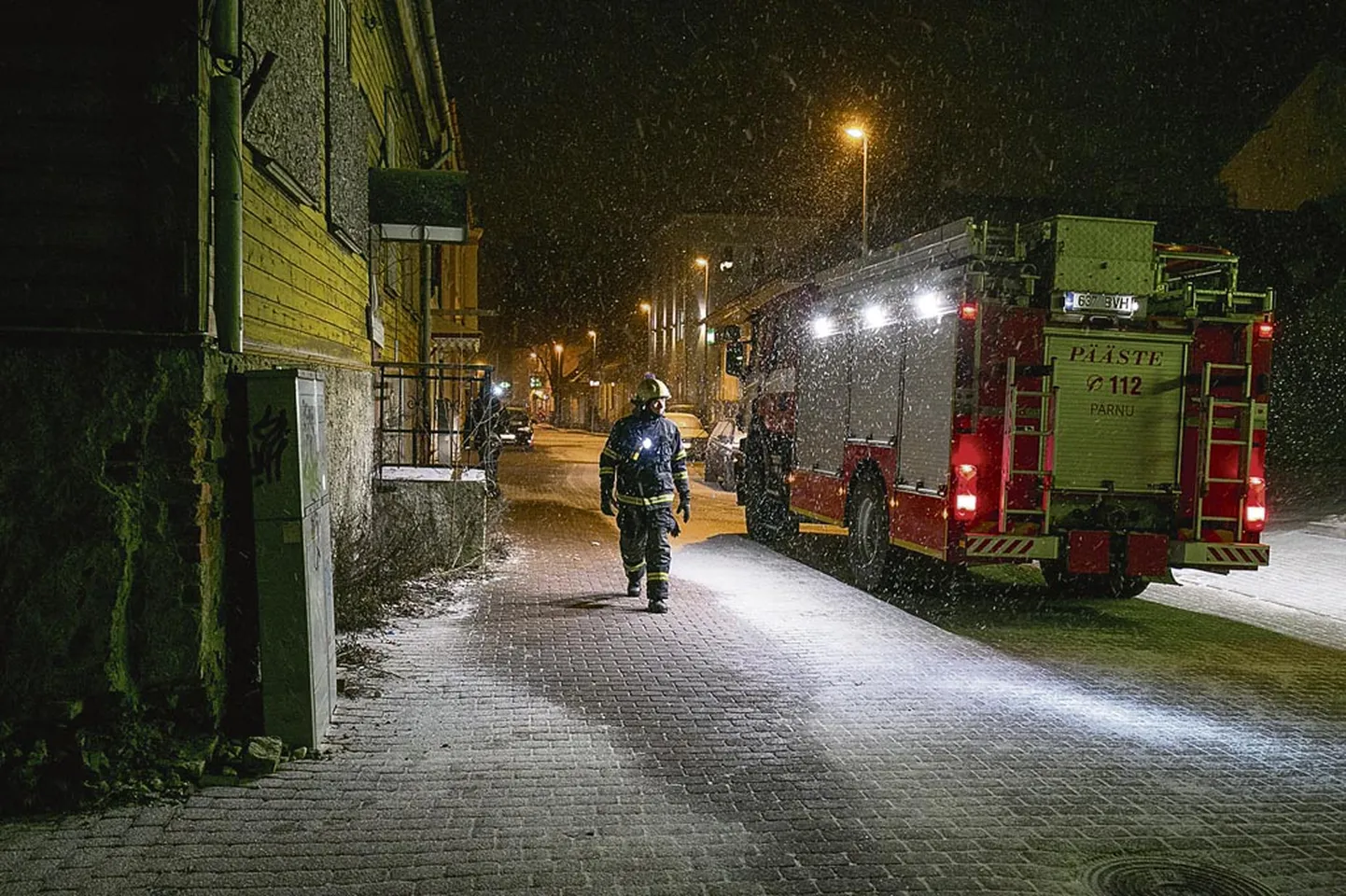 Päästjad leidsid reidil mahajäetud hoonetesse eest tühjad ruumid, kuid nii mõnelgi pool oli näha, et elu seal keeb.