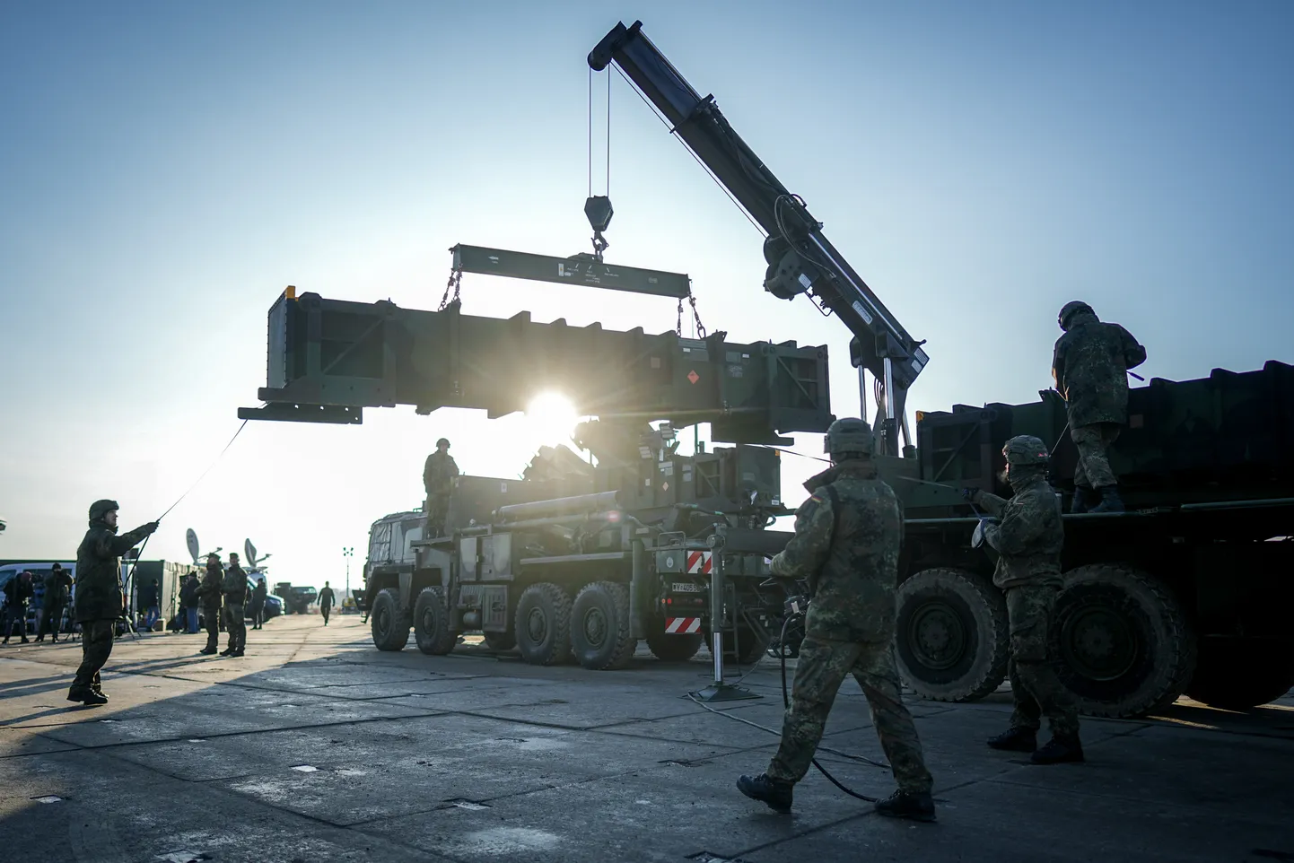 Bundeswehri sõdurid laadivad rakette Patrioti õhutõrjeseadmele. Need on mõeldud NATO idatiiva logistika kaitsmiseks. Sealtkaudu toimub suur osa Ukraina abistamisest. Nüüd võivad aga Ukrainasse kohale jõuda ka Patrioti uued raketid.