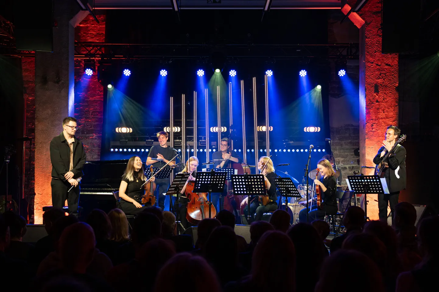 Mathei Florea ja New Grounds: vasakul äärel pianist Florea, paremal kitarrist Gilad Hekselman ning nende vahel keelpillikvartett ja kõik need imelised helid, mida üheksa inimest kolmapäeva õhtul tegid.
