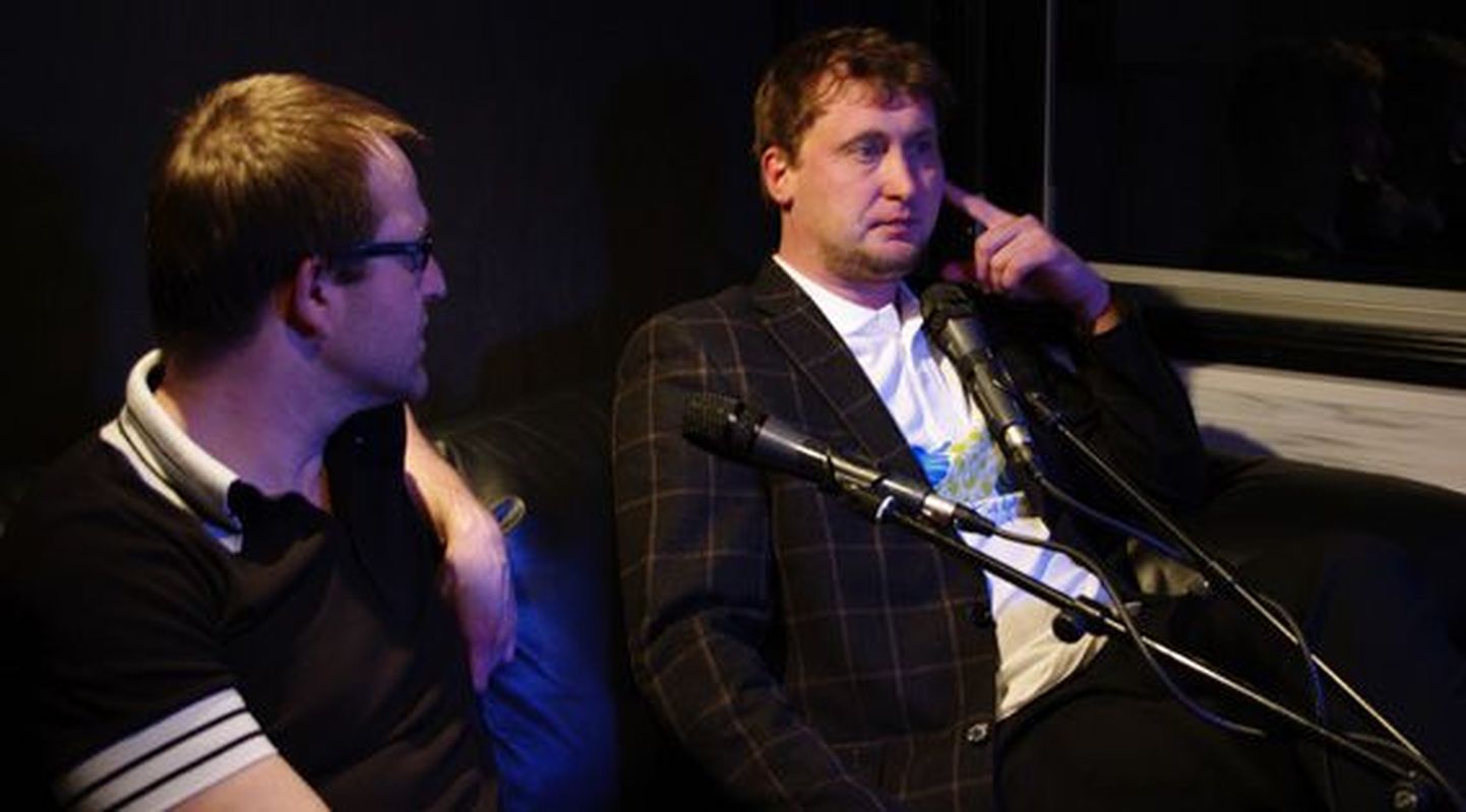 Joonas Tartu (vasakul) kuulab hoolega, mida lavastaja Jaanus Rohumaal “Noor Eesti” kohta öelda on.