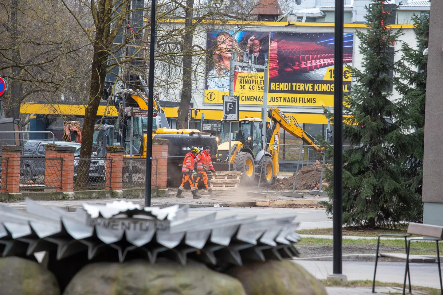 Pildi all seisab Rukkilille monument, mis taamalt paistvalt platsilt 2006. aastal ära viidi, sest maatükk tagastati õigusjärgsele omanikule. Nüüd löödi seal kopp maasse, et ehitada sinna külalistemaja.