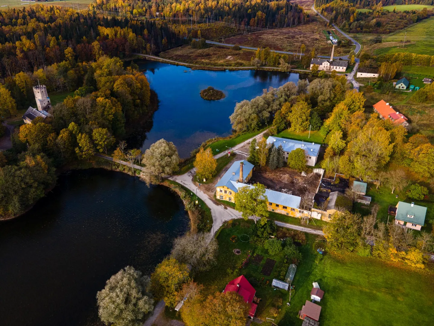Esiplaanil olevasse kunagisse Porkuni meiereisse on tulemas majutuspaik ja selle hoovile vabaõhulava, järvenurgas paistev viinavabrik on aga saamas tagasi oma kunagist funktsiooni.
