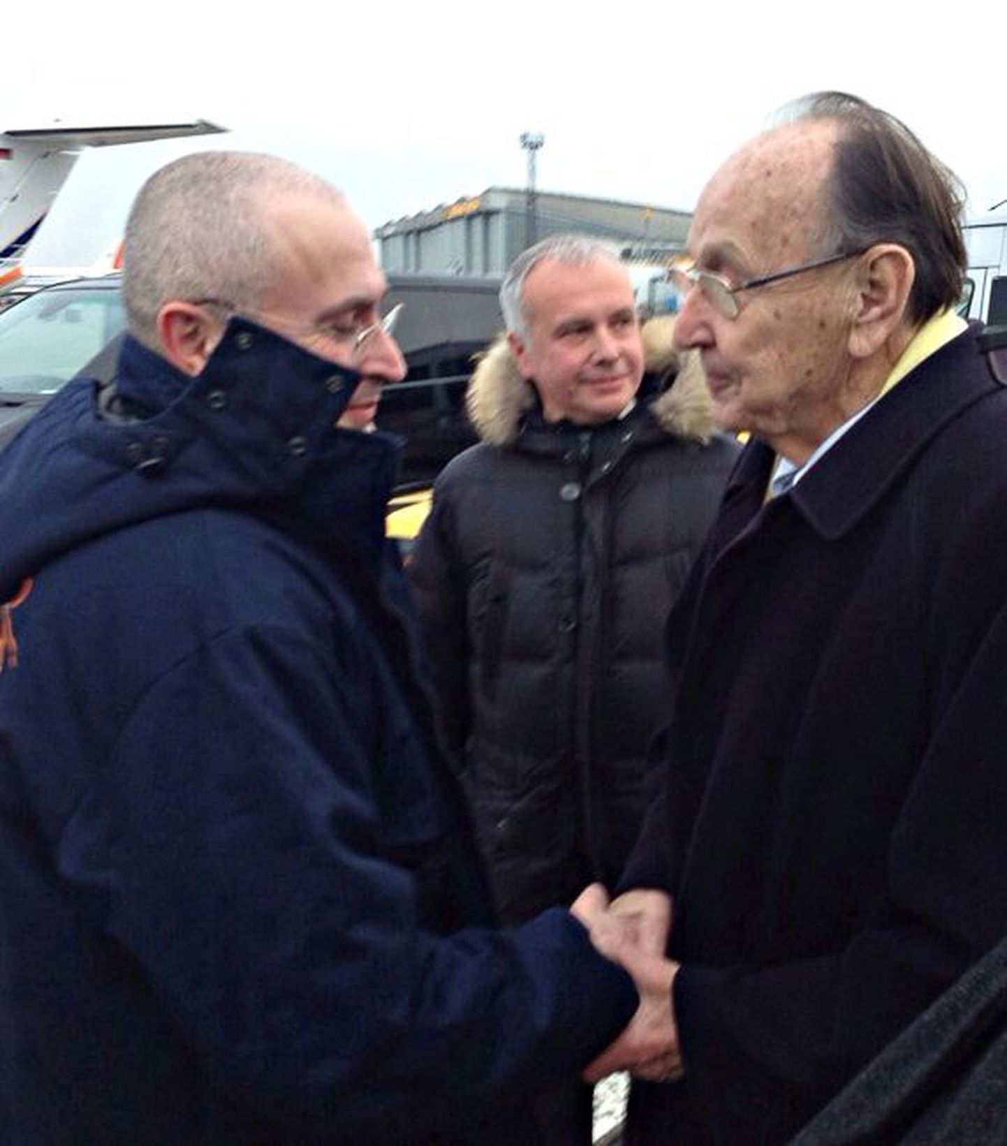 Mihhail Hodorkovski (vasakul) kätles Saksa endise välisministri Hans-Dietrich Genscheriga täna Berliinis Schönefeldi lennuväljal.