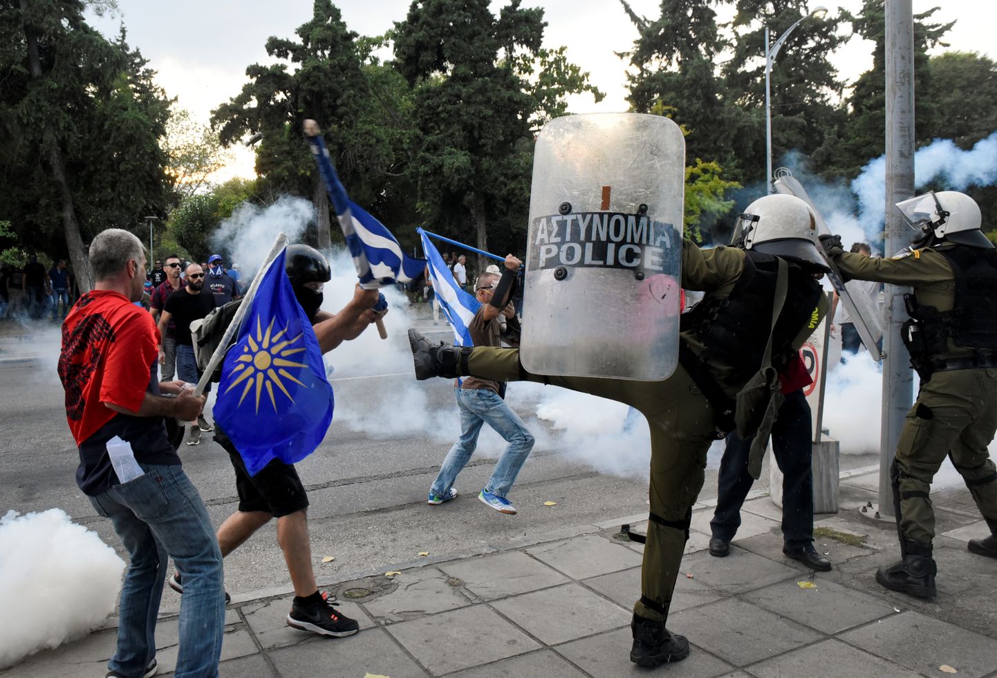 Grieķijas policija izmanto asaru gāzi pret demonstrantiem pie Saloniku tirdzniecības izstādes