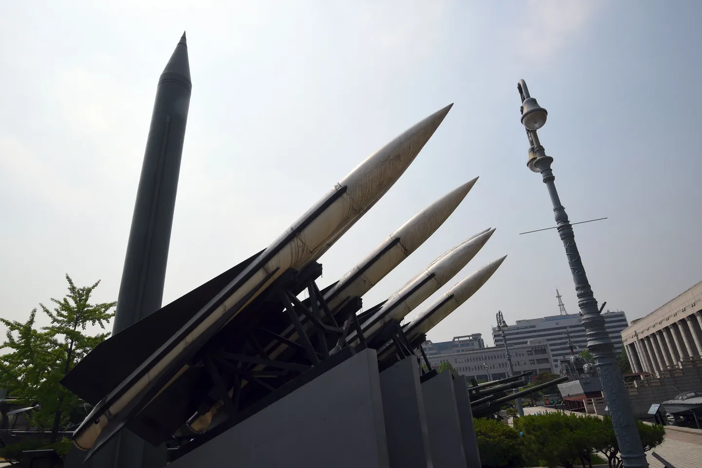 Põhja-Korea Scud-rakettide ja Lõuna-Korea Hawk-rakettide koopiad Soulis Korea sõjamemoriaalis.