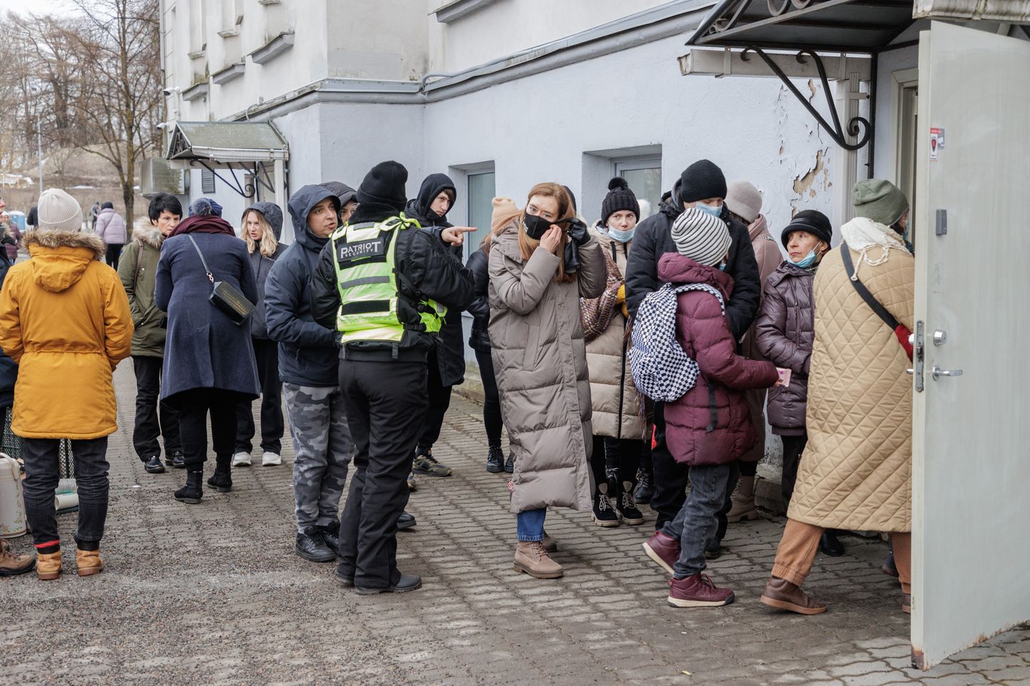 Очередь в центр встречи военных беженцев в Таллинне.