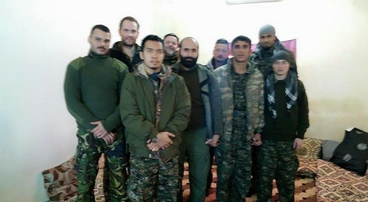 Roberts (labajā pusē, pirmajā rindā) militārajā nometnē Sīrijā.