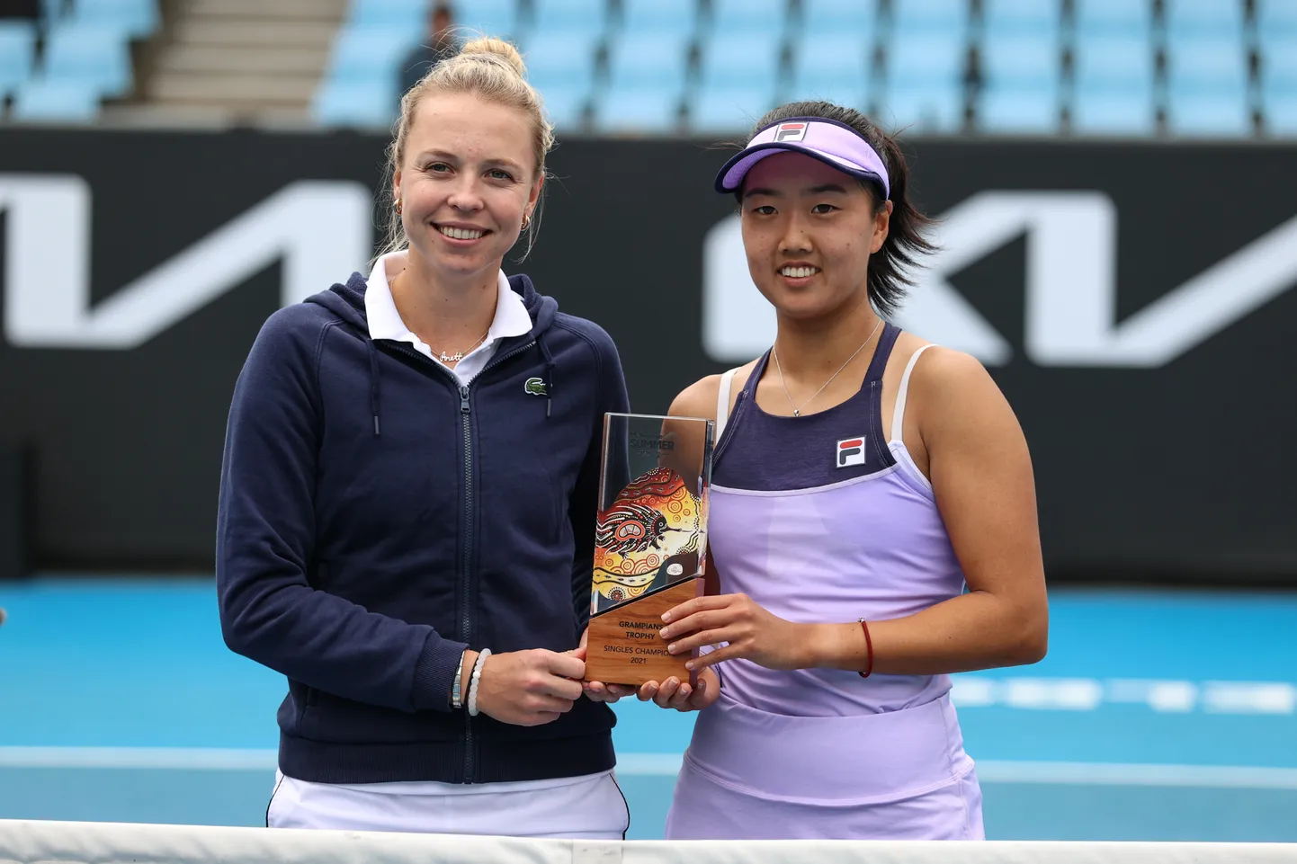 Anett Kontaveit (vasakul) ja Ann Li karikat jagamas.