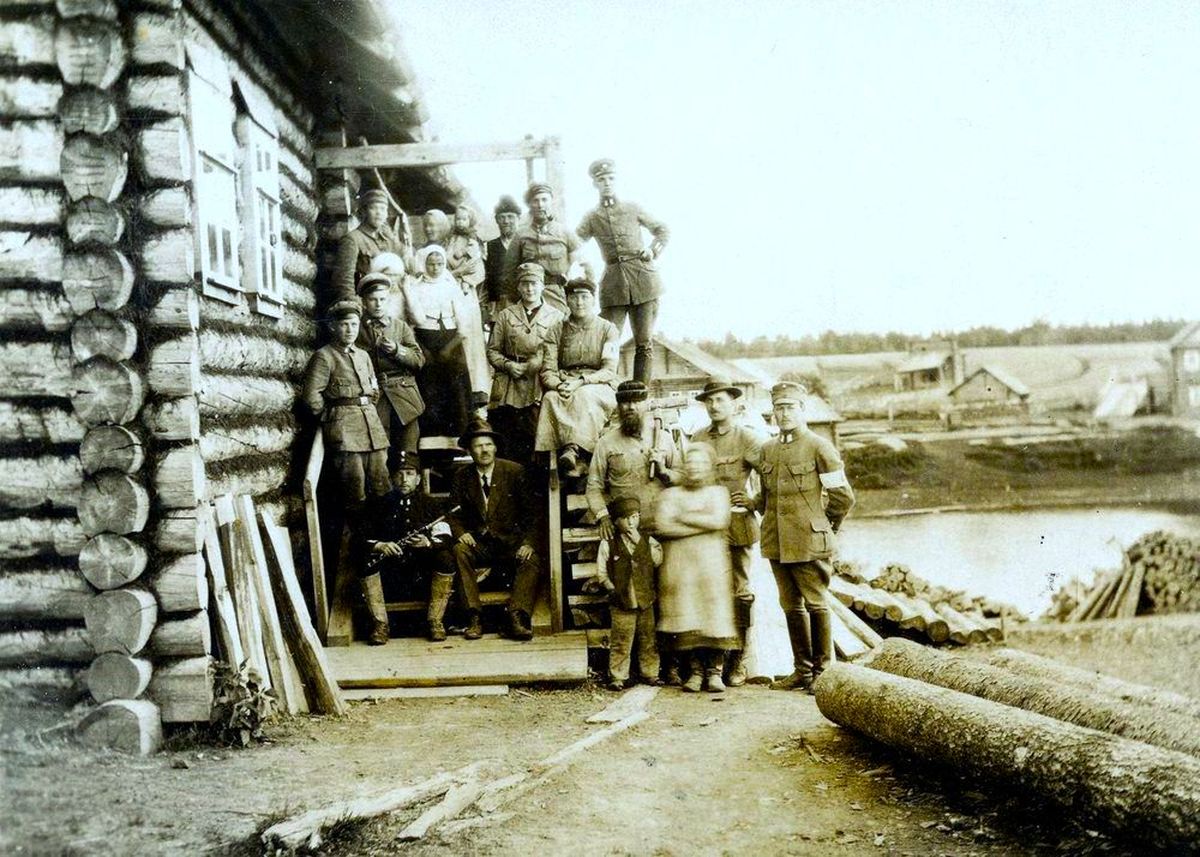 Karrjala ohvitserid ja elanikud Aunuses – flööt käes trepil istub Kalle Tiger, kes oli muusik ja vabadusvõitleja. 13.juuni 1919