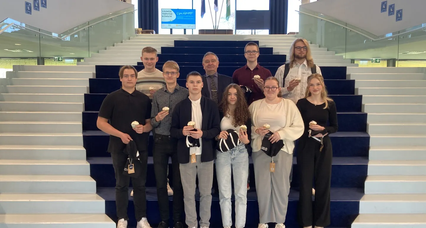 Fotol Saaremaa gümnaasiumi õpetaja Arne Loorpuu koos osade tublide õpilastega, kes olümpiaadil osalesid.