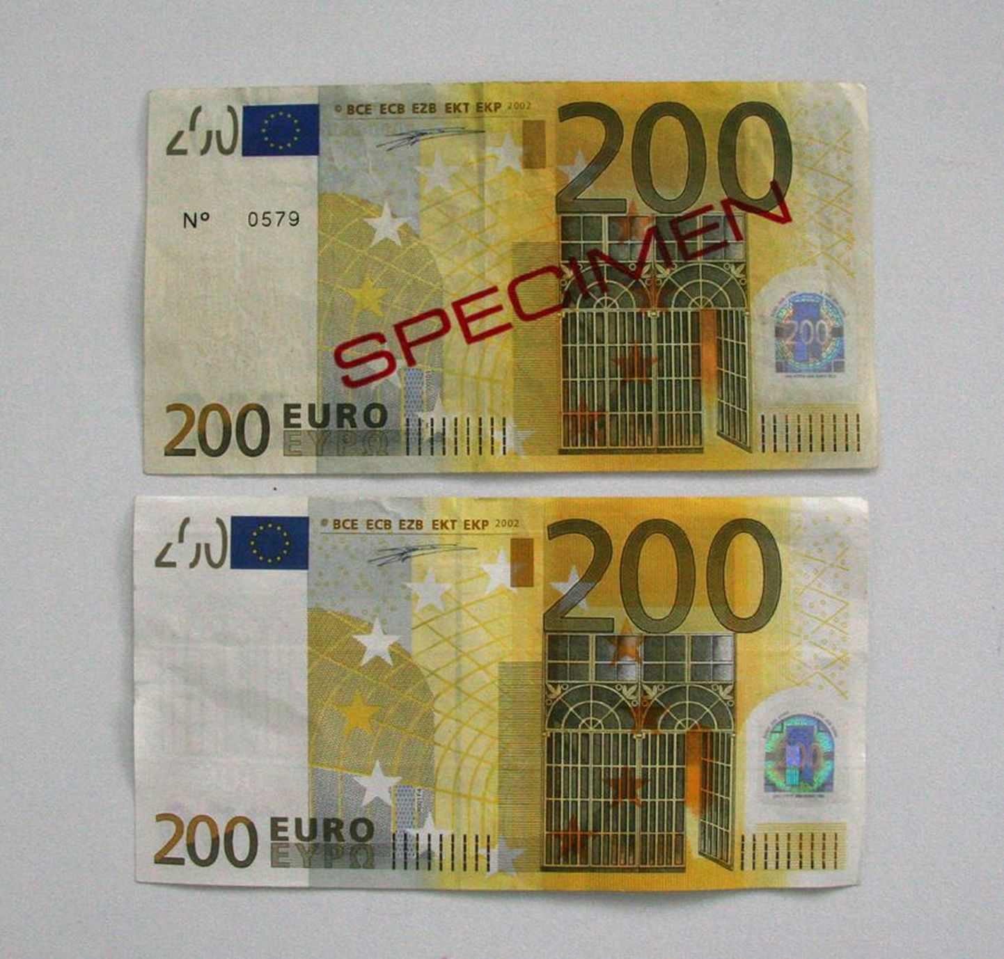 Üleval õige ja all võltsitud 200-eurone rahatäht, mis on leitud Soomest.