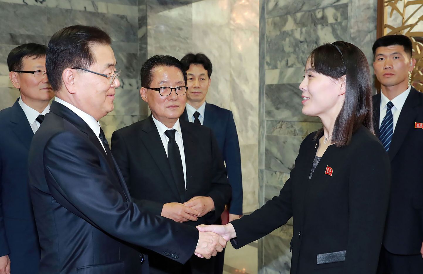 Lõuna-Korea vastne luurejuht Park Jie-won (keskel), vaatamas kuidas kätlevad Põhja-Korea liidri Kim Jong-uni noorem õde kim Yo-jong ja Lõuna-Korea riikliku julgeolekuteenistuse juht Chung Eui-yong.