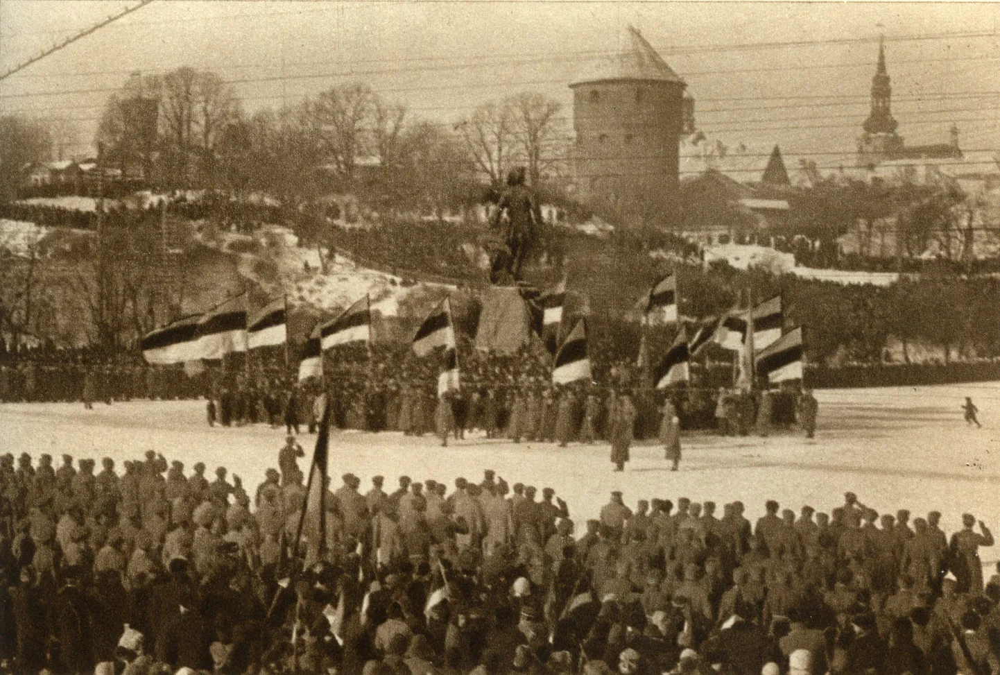 Первый парад прошел на Петровской площади 24 февраля 1919 г.