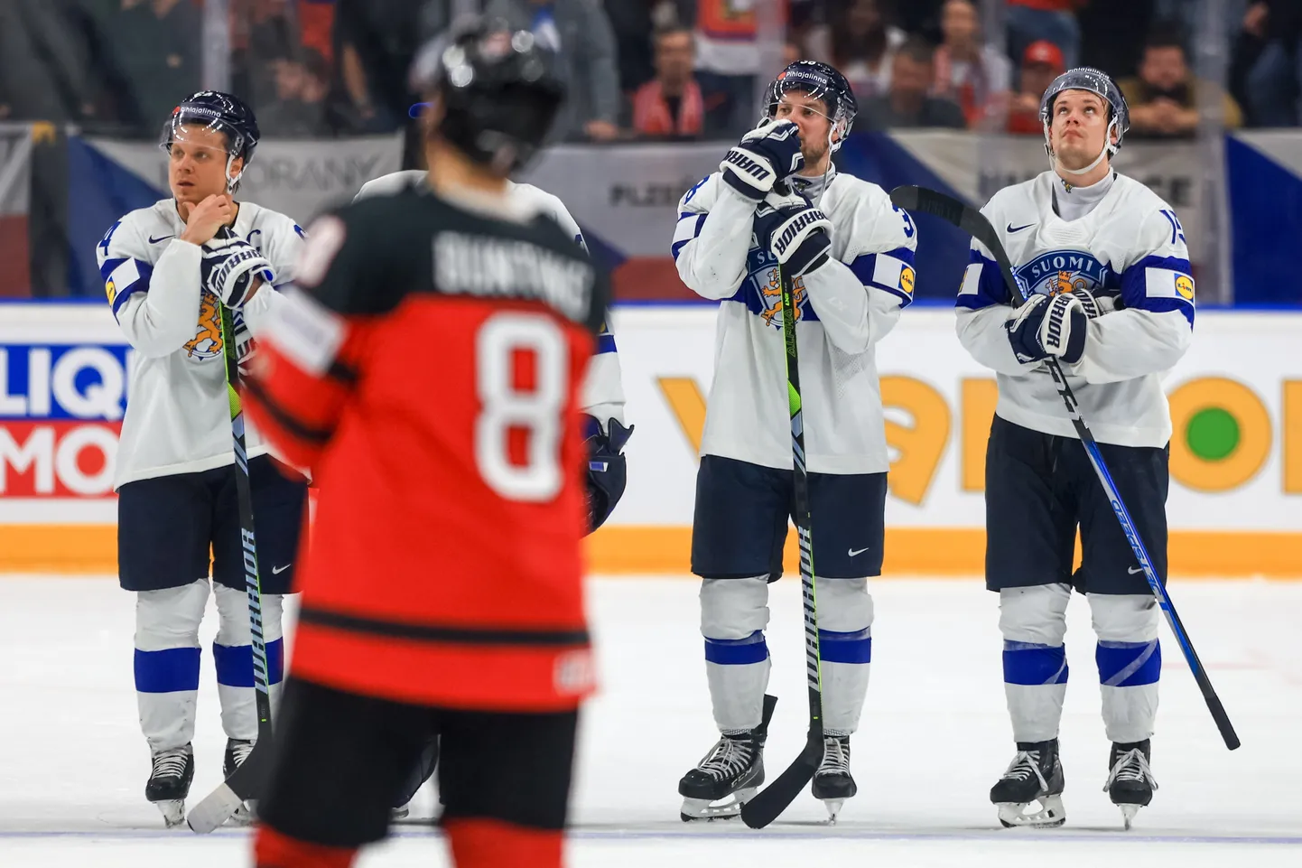 Pettunud Soome mängijad pärast kaotust Kanadale.