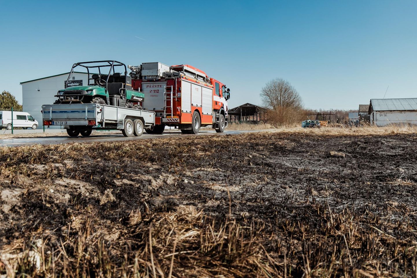Kulupõlenguid tuleb praegusel ajal ette vaat et iga päev. Sellel pildil kustutavad päästjad tuld Pärnus Silla külas.