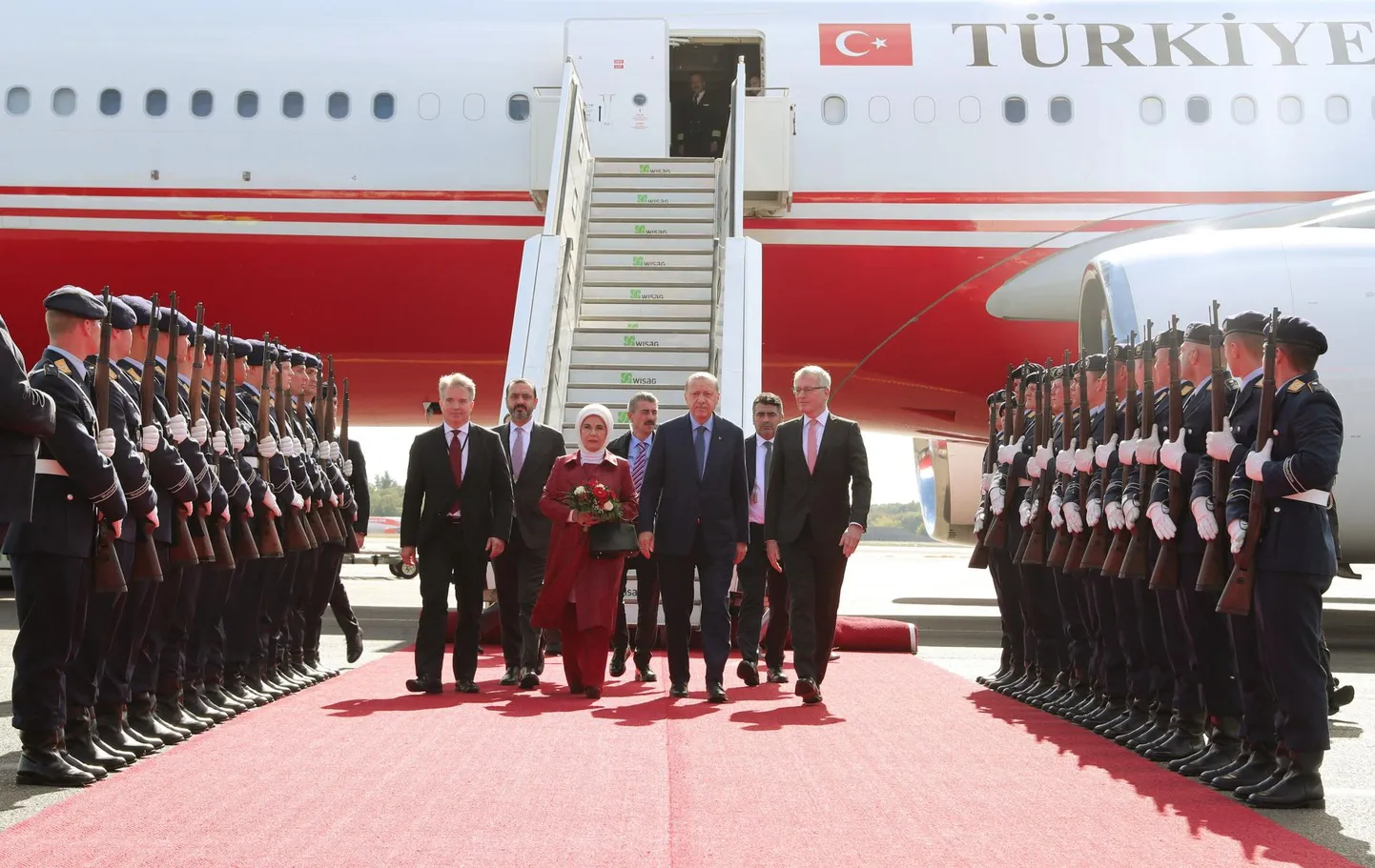 Türgi president Recep Tayyip Erdoğan ning tema abikaasa Emine Erdoğan võeti Berliinis pidulikult vastu.