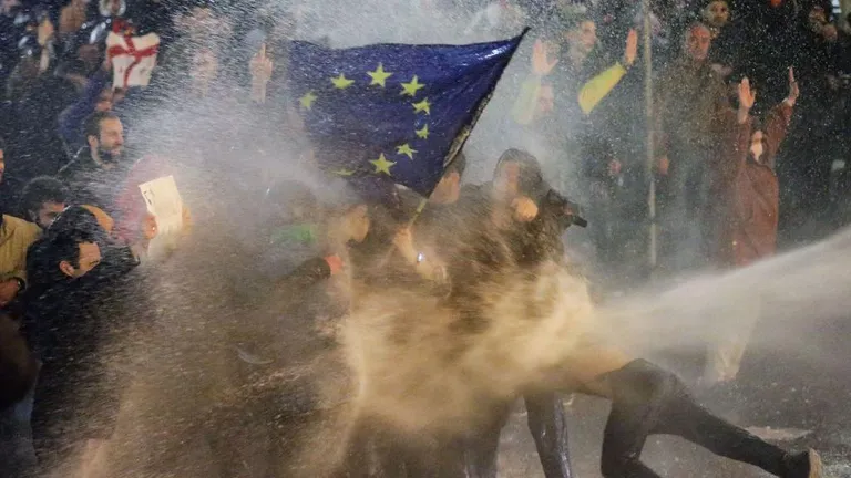 Разгон протестующих с флагом Европы. Тбилиси, март 2023