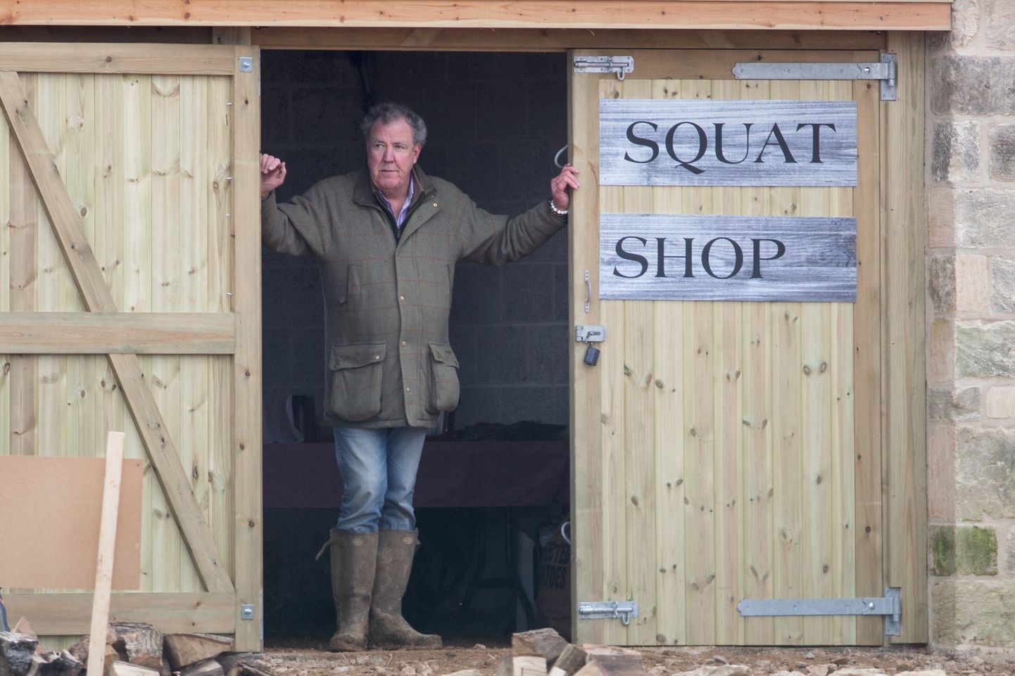 Jeremy Clarkson oma talupoe Diddly Squat ees.