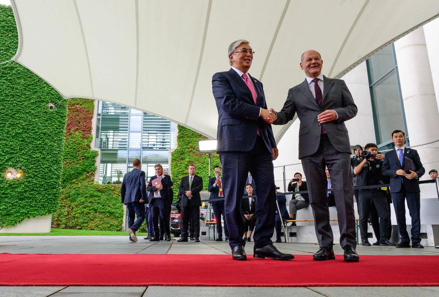 Saksamaa kantsler Olaf Scholz surub kätt Kasahstani president Kassõm-Žomart Tokajevi kätt, Berliinis 29. septembril 2023. a.
