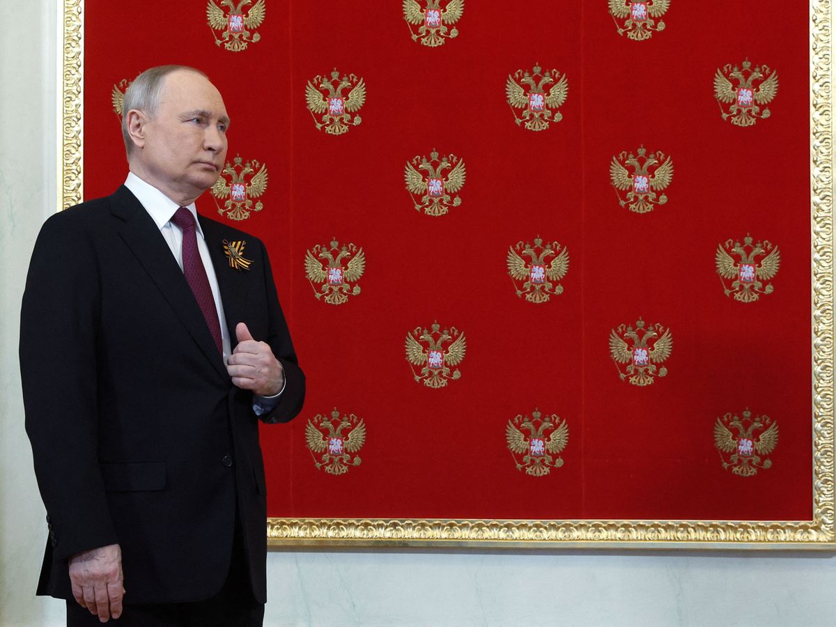 Путин наблюдает приветствует лидеров стран СНГ в Кремле перед военным парадом в честь Дня Победы в центре Москвы 9 мая 2023 года.