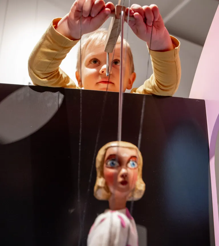 Rändnäitusel saab proovida teatritegemist muuseumi kogus oleva kõige vanema nuku Haldjas Kastetilga äravahetamiseni sarnase koopiaga.