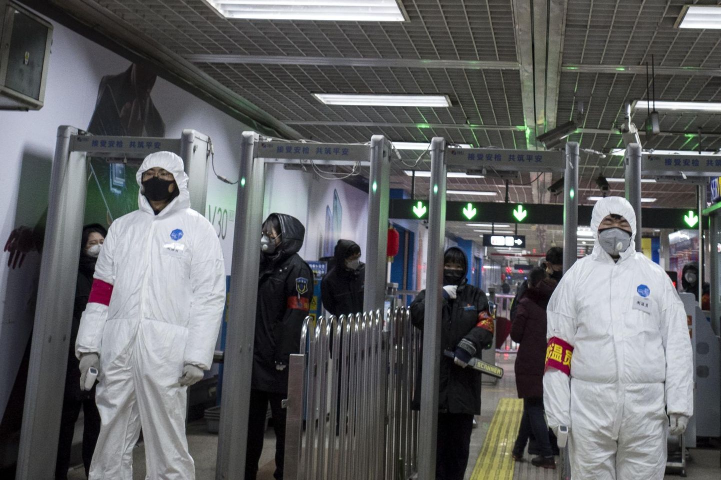 Kaitseriietust kandvad julgeolekutöötajad Pekingi metroojaamas.