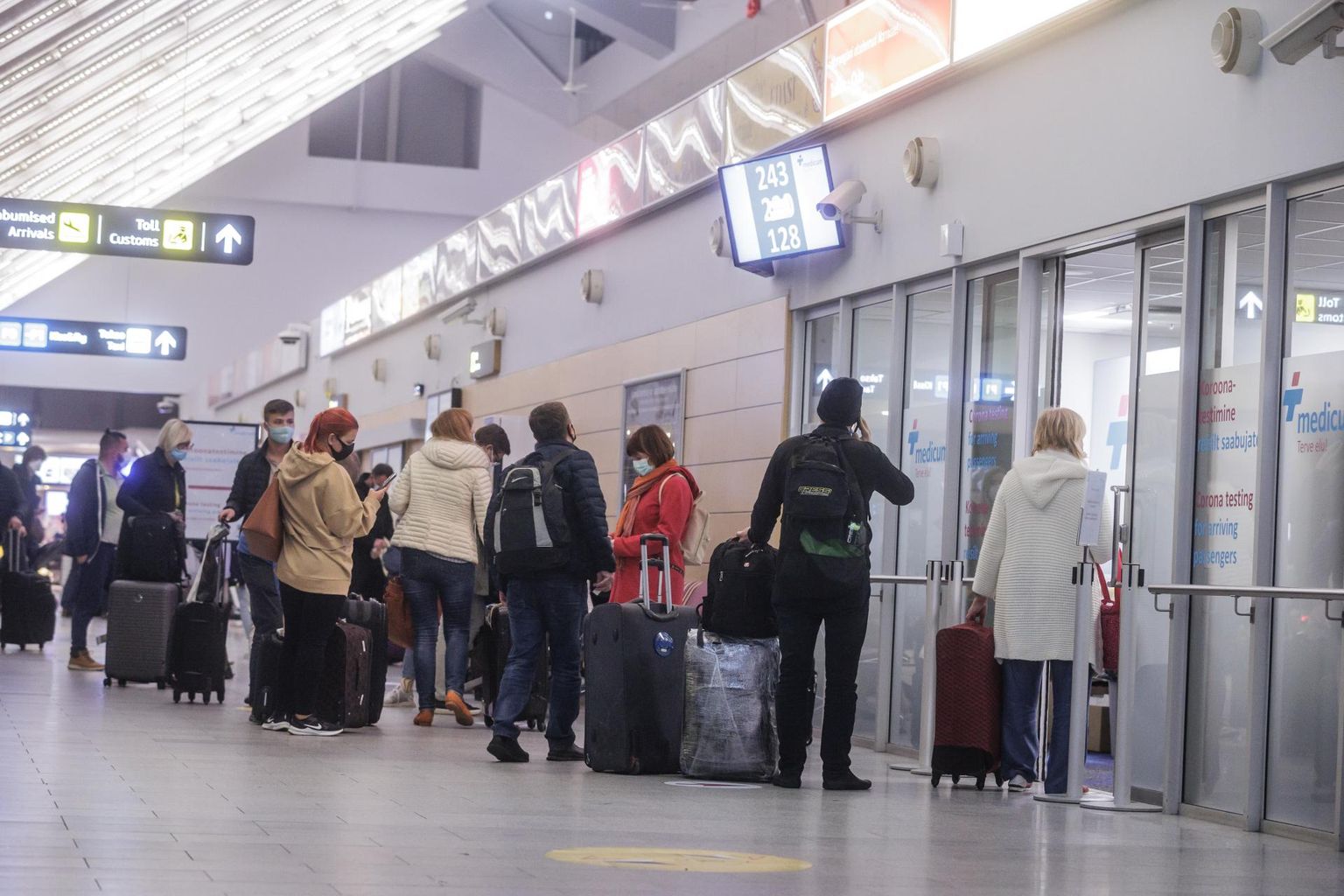 Sharm el Sheikhist saabunud reisijad Tallinna lennujaamas Covidi- testi järjekorras.