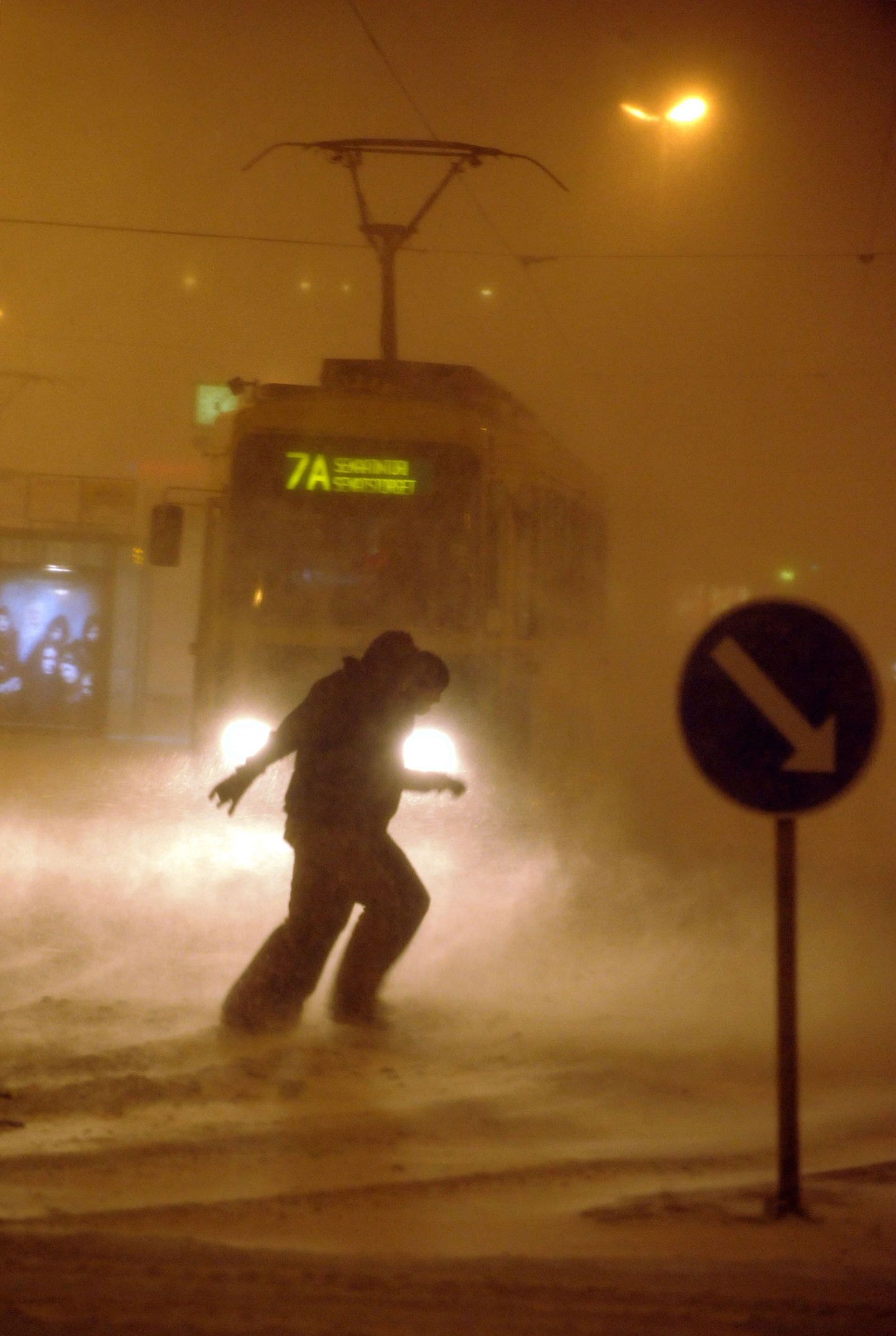 Helsingi tramm läbi lumetormi rühkimas.