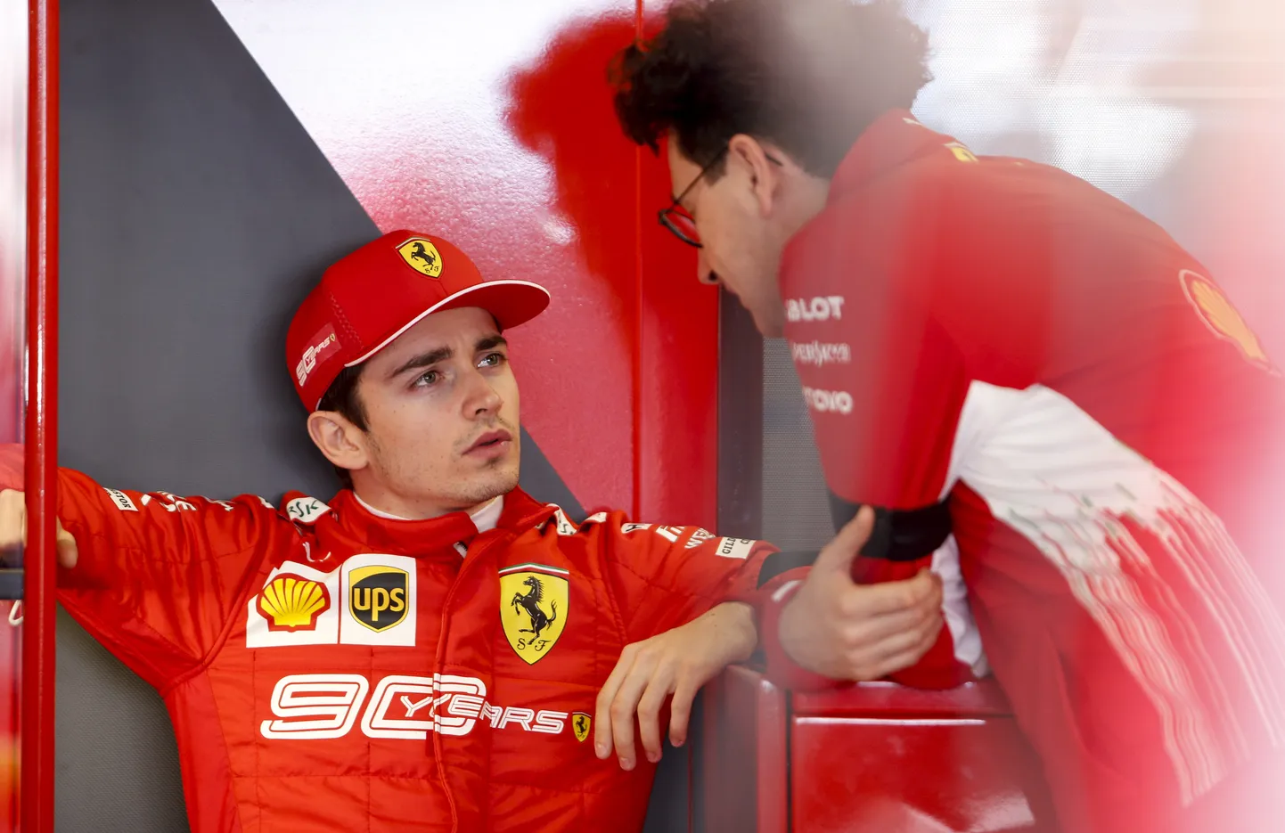 Charles Leclerc (vasakul) ja Ferrari tiimijuht Mattia Binotto.