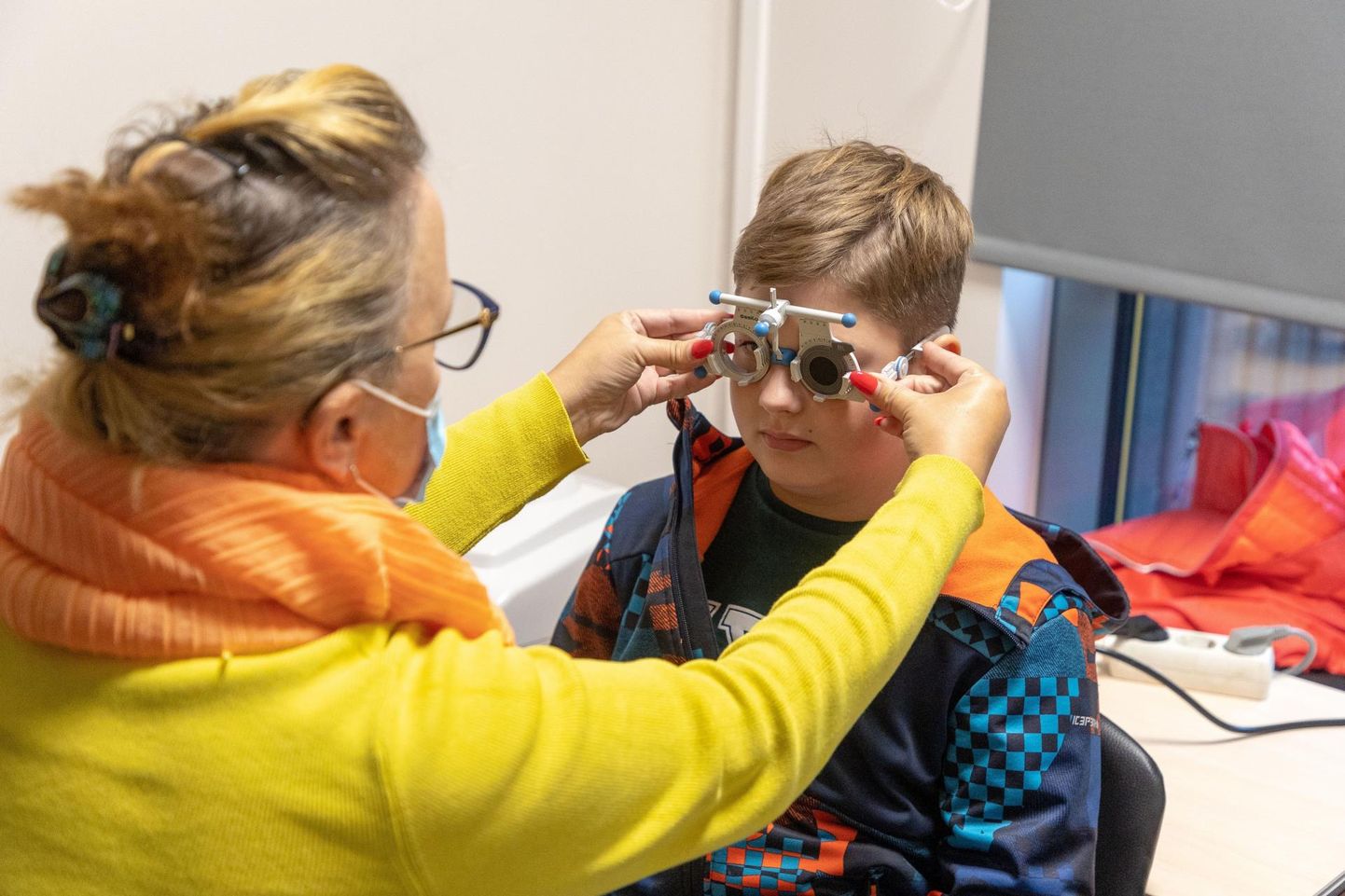 Optometrist Iveta Vakrõõm hindab Roona-Alliku koolipoisi Jarek Lehtsaare silmanägemise väga heaks, kuid soovitab sellele vaatamata jätkata igal aastal kontrolli.