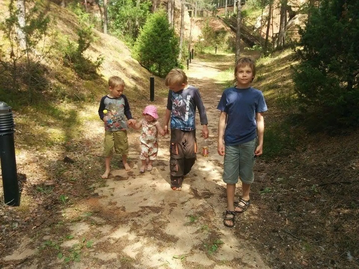 Maali Naruski lapsed Joonatan ja Mattias ning tema õetütar ja väikevend nautisid maaelu täiel rindel. 