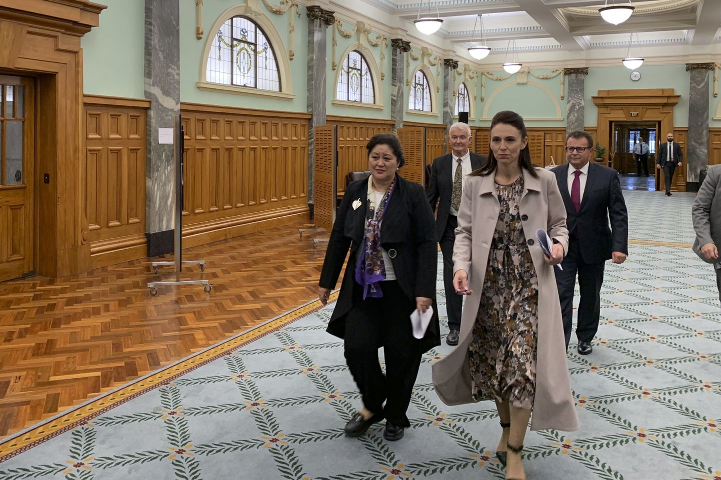 Järgmiseks Uus-Meremaa kindralkuberneriks nimetatud Cindy Kiro (vasakul) ja peaminister Jacinda Ardern (paremal) parlamendihoones.