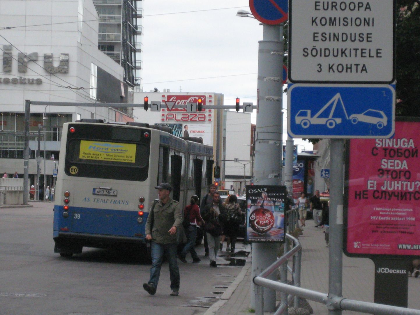 Maardu busside lõpp-peatus. Bussist väljuvad inimesed lähevad ükskõik kuhu mujale, aga mitte kõnniteele.