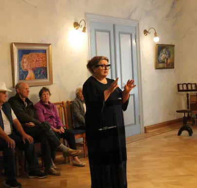 Albu mõisa kunstisuve avamisel tutvustas maalikunstnik Tiina Ojaste oma näitust.