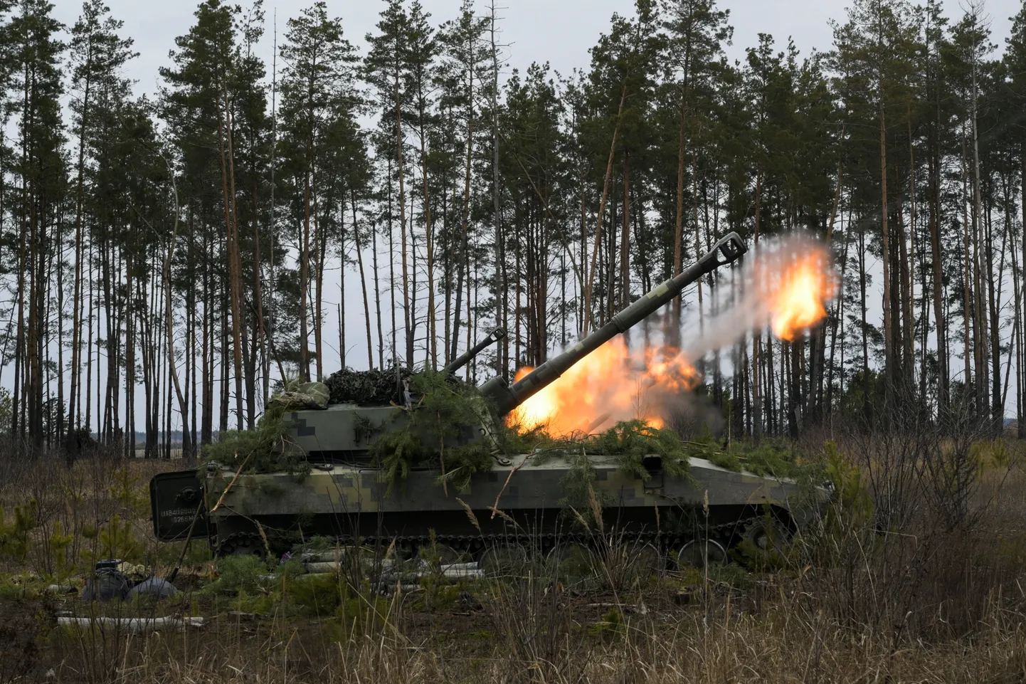Ukraina relvajõudude haubits tulistamas 6. märtsil Makarivi lähedal