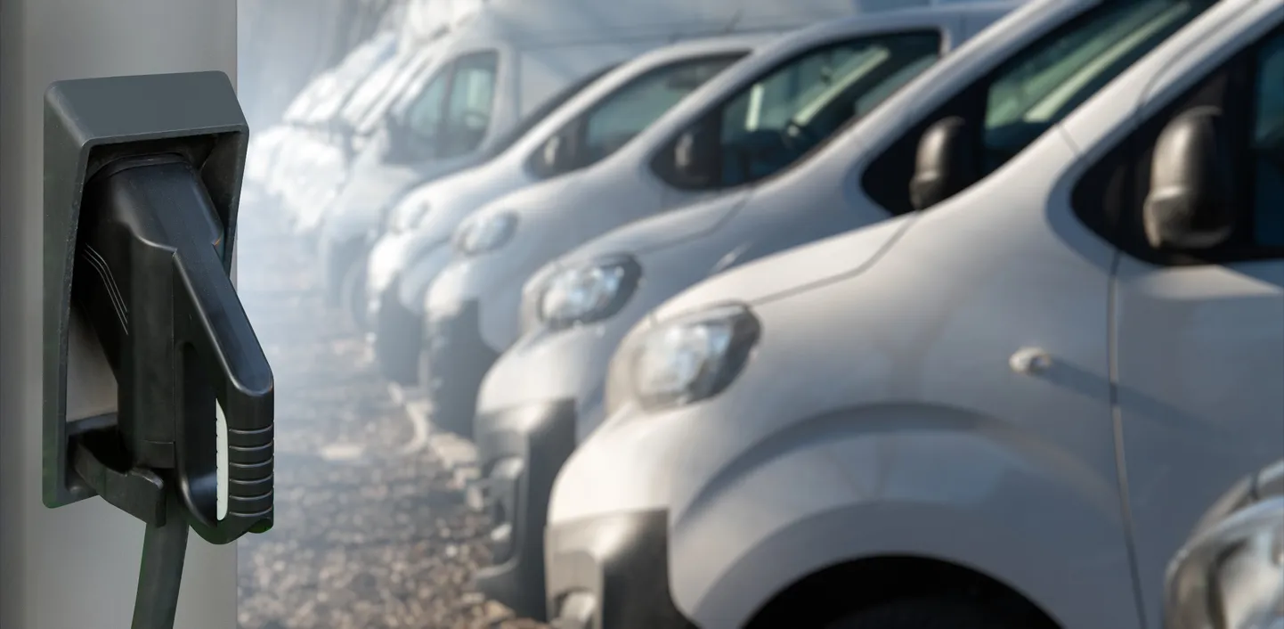 Elektromobiļi uzlādes stacijā