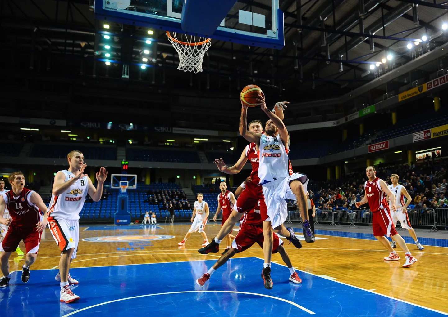 Kalev/Cramo mängijad (valges) heitlemas Ühisliiga kohtumises Samaara Krasnõje Krõljaga.