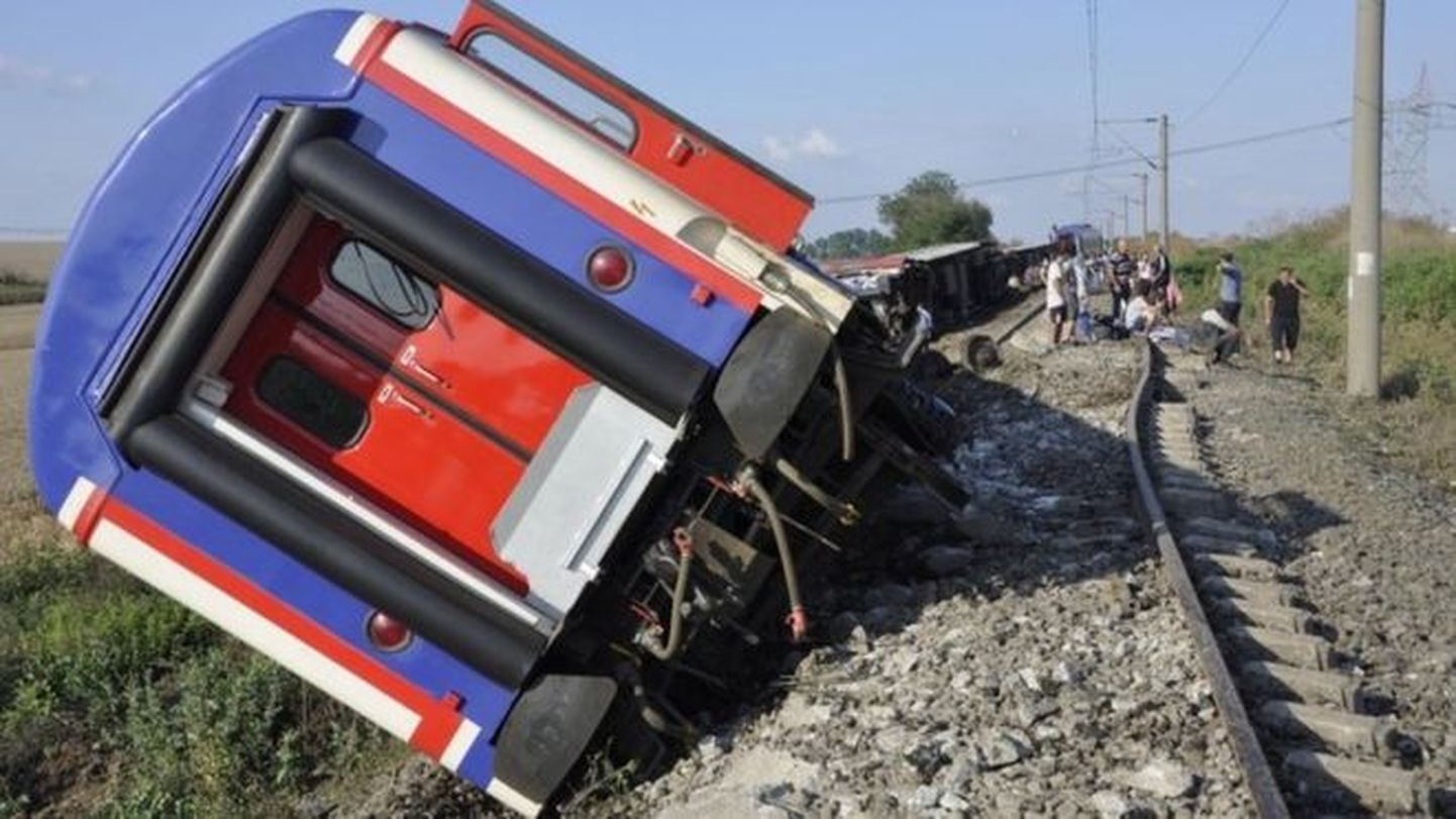 В Турции пассажирский поезд сошел с рельсов.