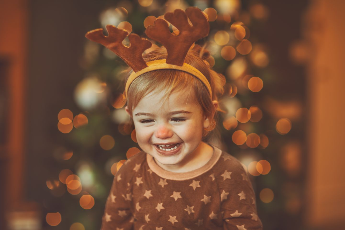 Ребенок в Рождество. Фото иллюстративное.