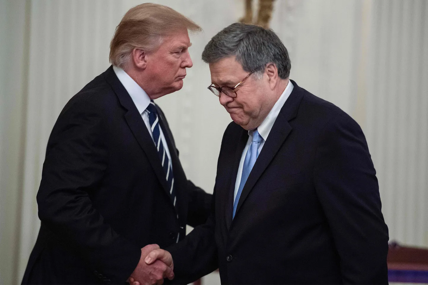 USA president Donald Trump ja justiitsminister William Barr (paremal) 22. mail Valges Majas.