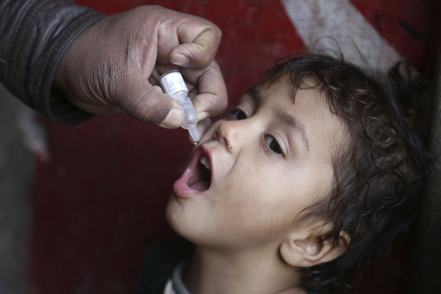 Lastehalvatuse vaktsiini manustamine