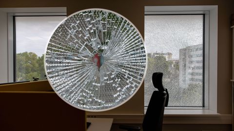 FOTOD ⟩ Saladusliku kuuliaugu põhjustaja superministeeriumi aknas on seni leidmata