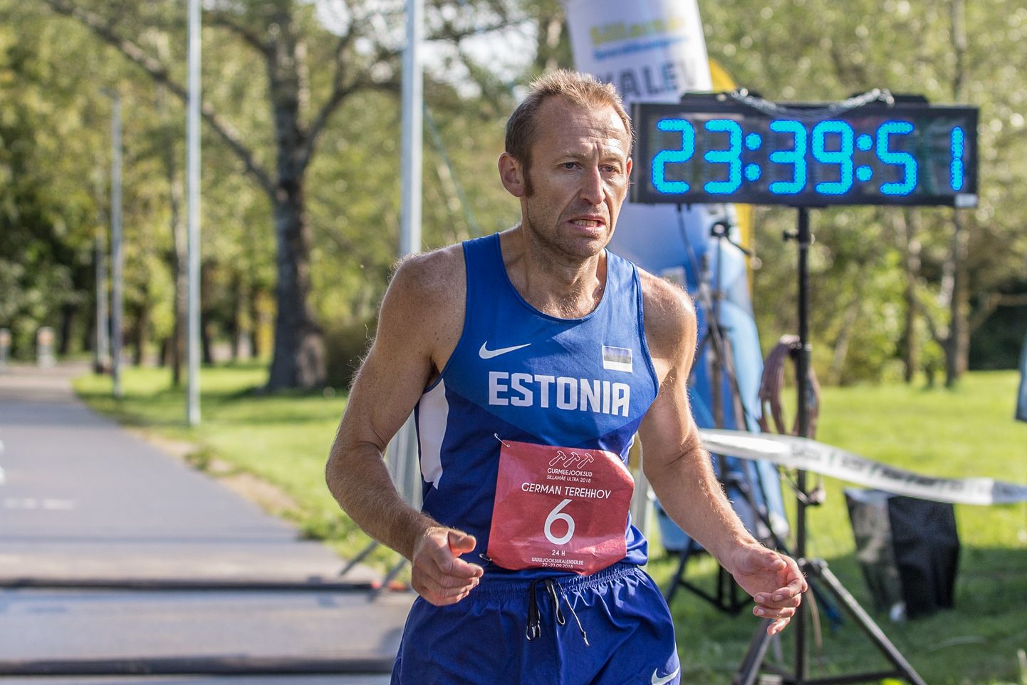 Кохтлаярвесец Герман Терехов преодолевает на прошлогоднем Силламяэском ультразабеге последние километры - к тому времени он бежал уже около 24 часов и оставил за спиной около 200 километров.