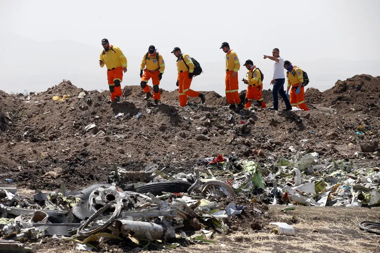 Ethiopian Airlinesi lennuki Boeing 737 MAX 8 allakukkumispaik Addis Abeba lähedal. Pildil abistama saabunud Iisraeli päästetöötajad