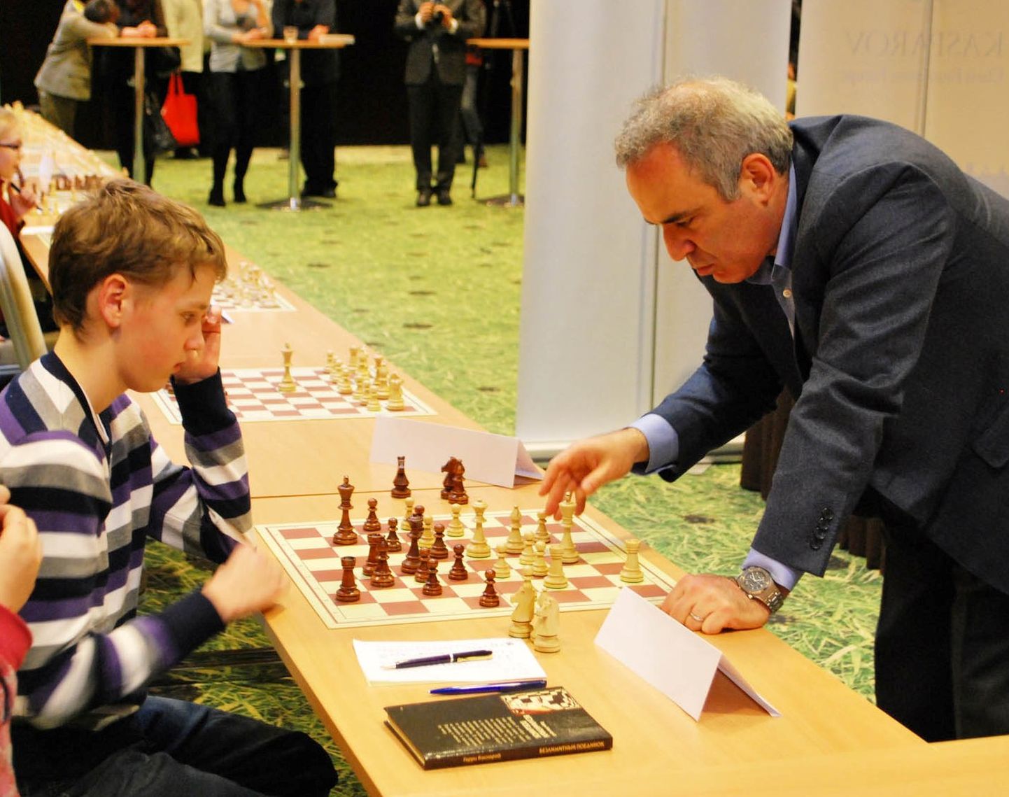 2012. kevadel mängis tollal 14aastane Ilja Siroš Talinnas simultaanis viiki eksmaailmameister Garri Kasparoviga. Nüüd täitis ta rahvusvahelise meistri normi. ALEKSANDR SIROŠ