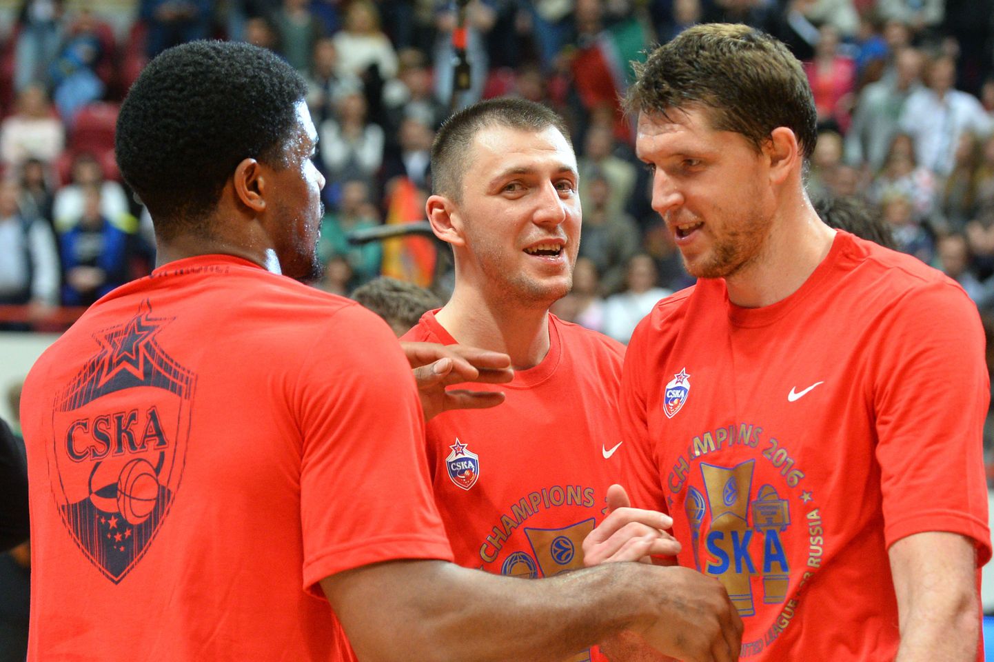 CSKA mängijad Kyle Hines (vasakult), Vitali Fridzon ja Viktor Hrjapa.