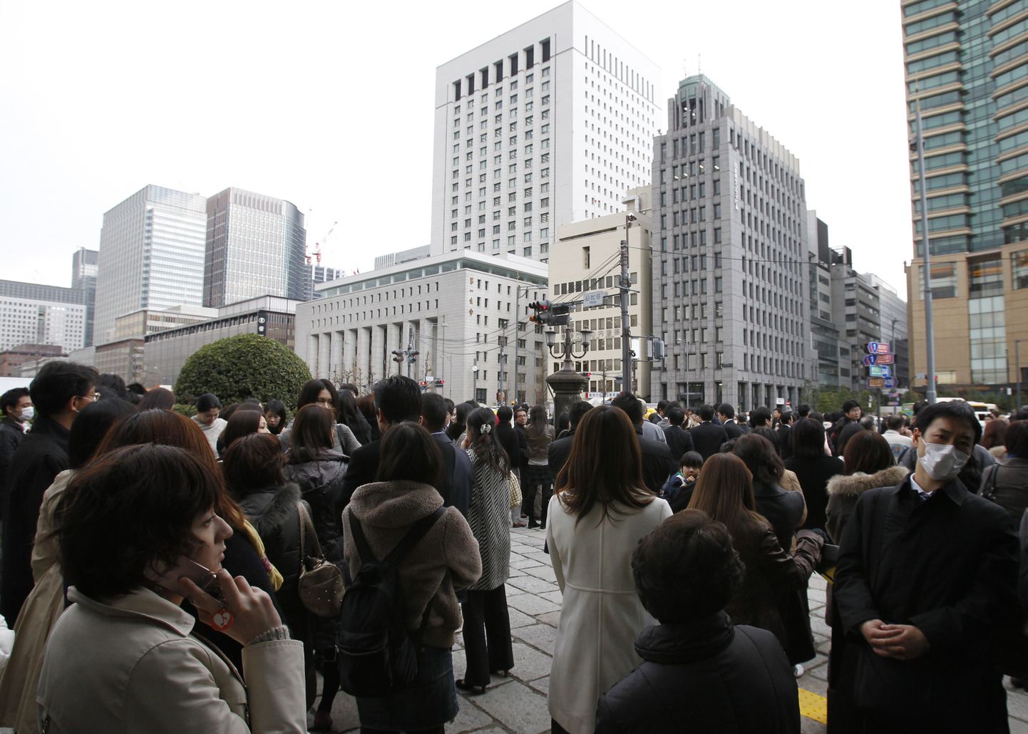 Inimesed Tokyo tänavatel pärast evakueerimist