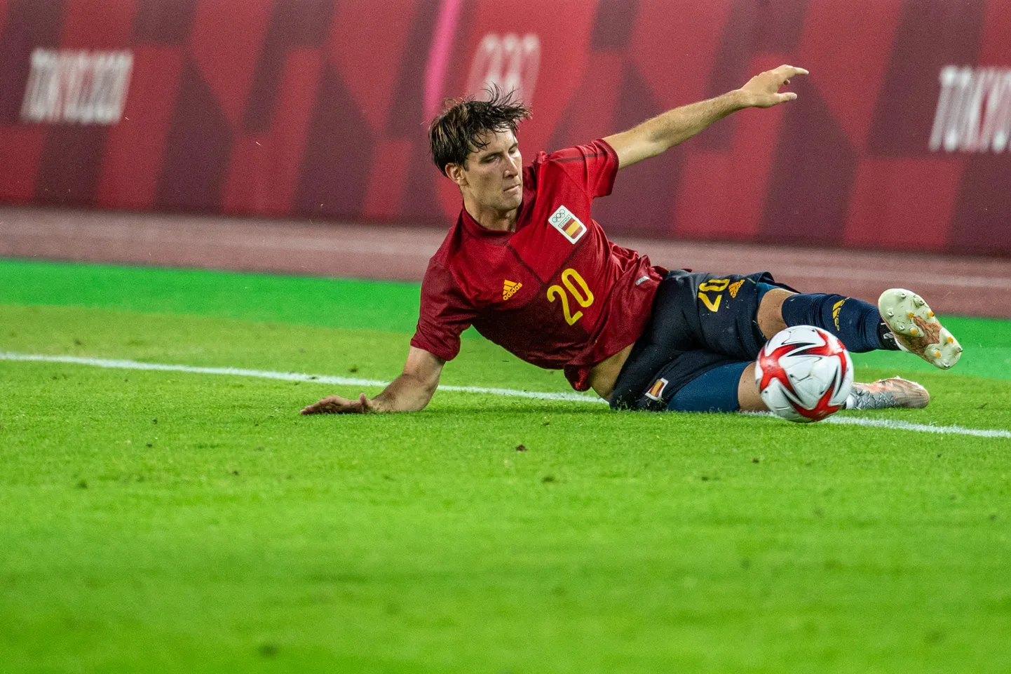 Hispaania koondis oli sarnaselt sellele pallile väga-väga lähedal auti veeremisele.
