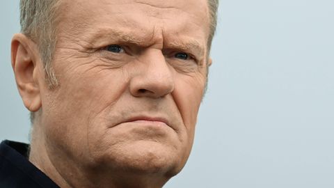 Polija notrieks lidojošus objektus, kas pārkāpj tās gaisa telpu, paziņo Tusks