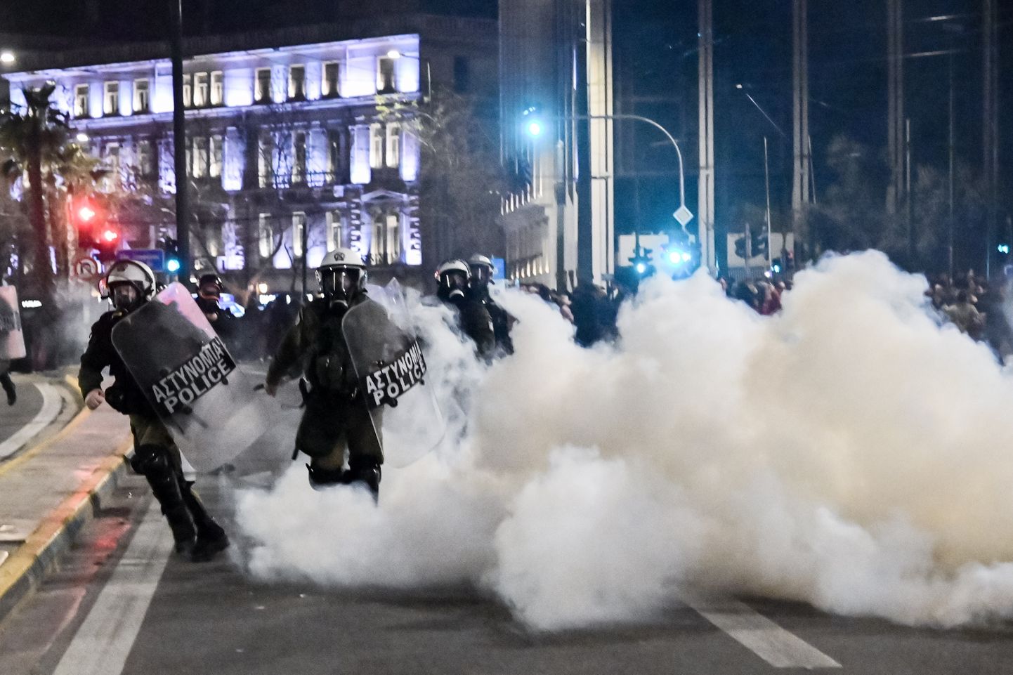 Ateenas jätkuvad meeleavaldused on toonud kaasa ka kokkupõrked politseiga.